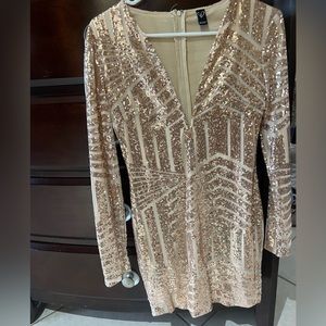 I’m selling a Windsor dress in the color gold with little sequences